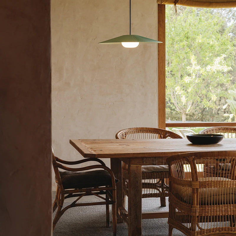 Salón comedor con mesa, sillas, aparador e iluminación de diseño