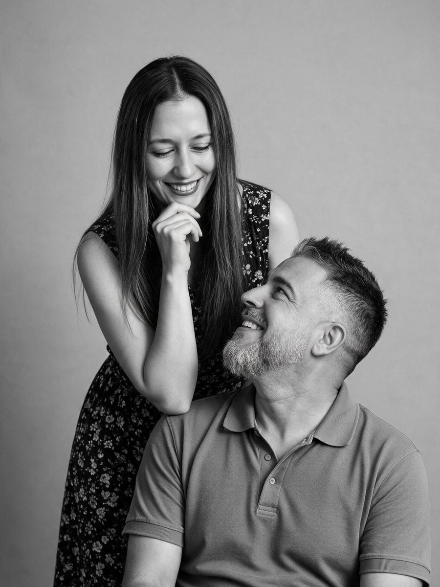 David M. Martínez y Aiby, fundadores de IFDesign Store, riéndose en un retrato en blanco y negro