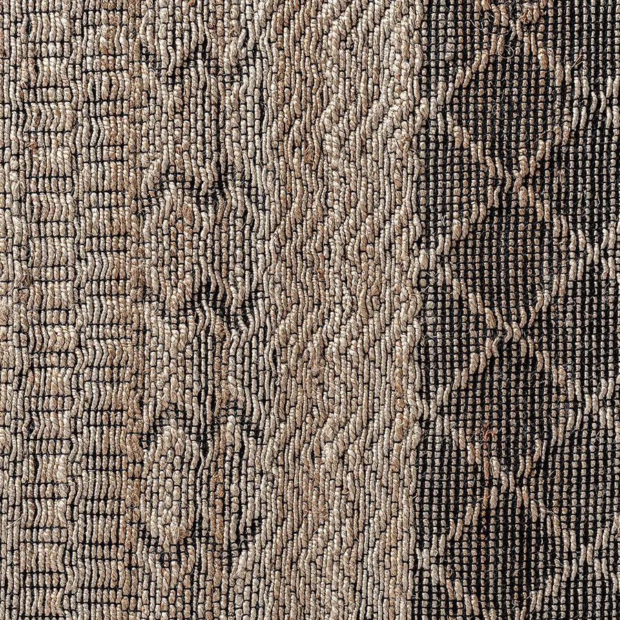 Detalle en primer plano del tejido de la Alfombra Kelia, con el relieve de rombos y zigzags en cáñamo natural