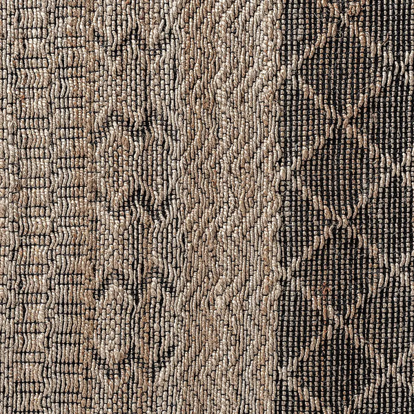 Detalle en primer plano del tejido de la Alfombra Kelia, con el relieve de rombos y zigzags en cáñamo natural