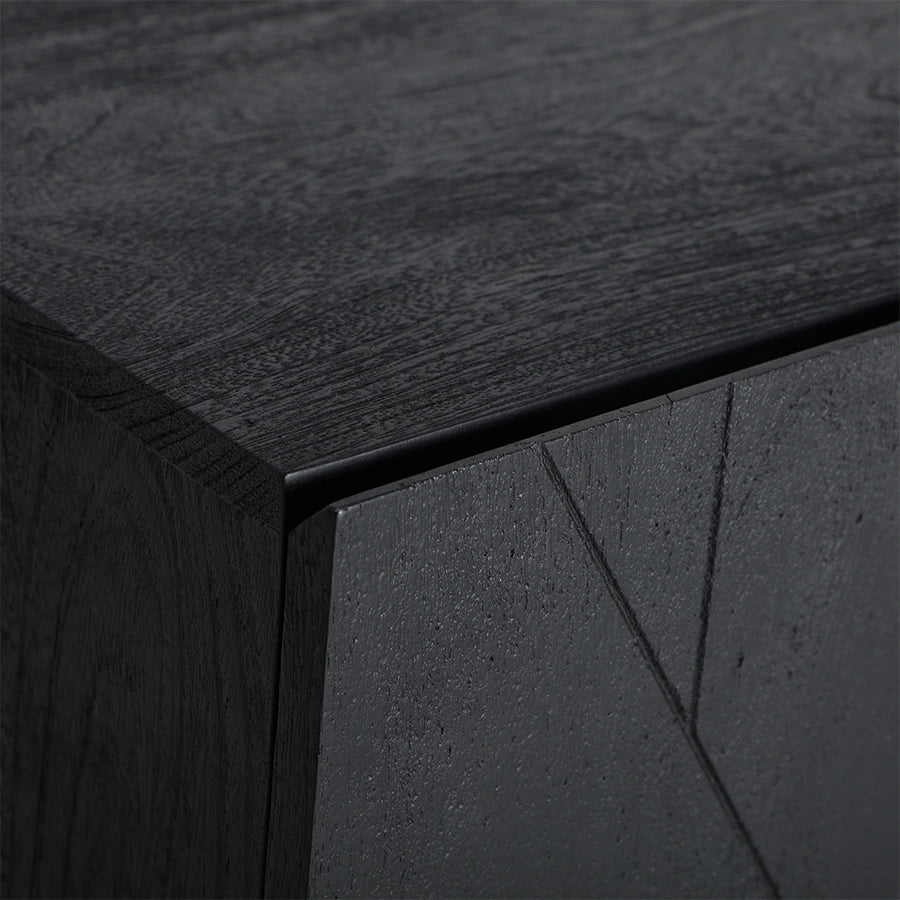Detalle del efecto geométrico y la veta de la madera de mango negra del Aparador Bouloc