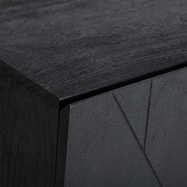 Detalle del efecto geométrico y la veta de la madera de mango negra del Aparador Bouloc