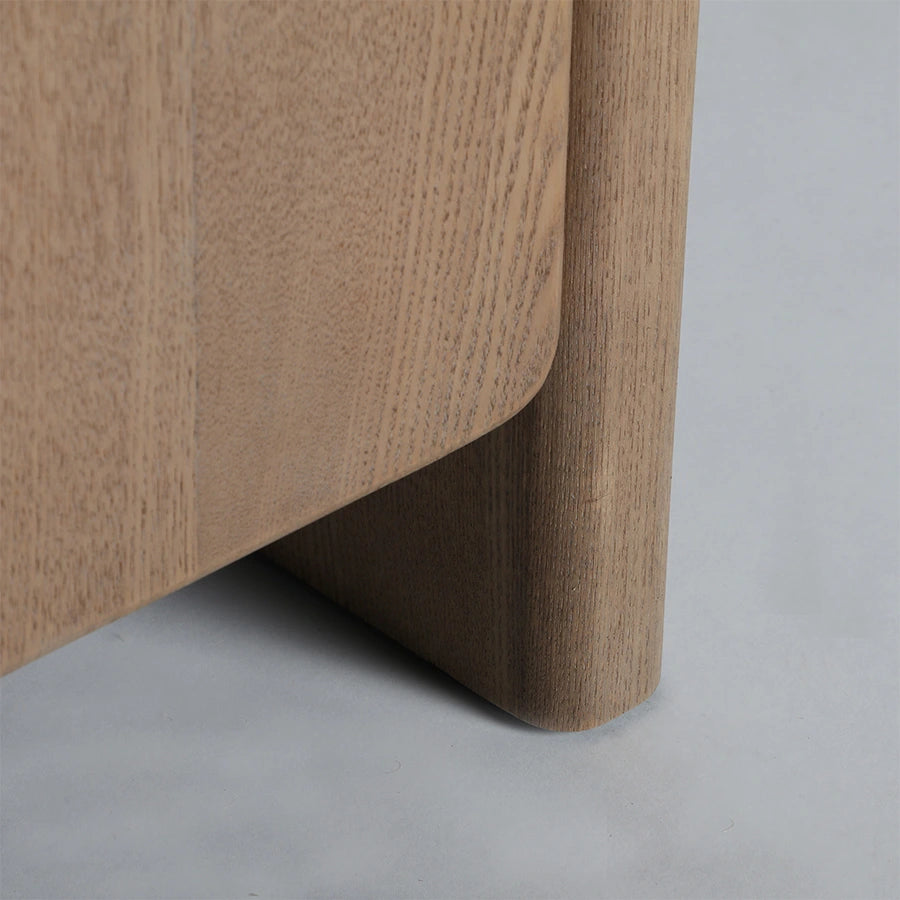 Detalle de la veta de la madera de fresno y el tirador de hierro negro del Aparador Busk
