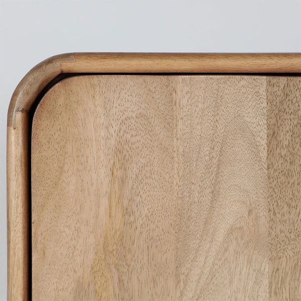 Detalle de la veta natural de la madera de mango del Aparador Canada