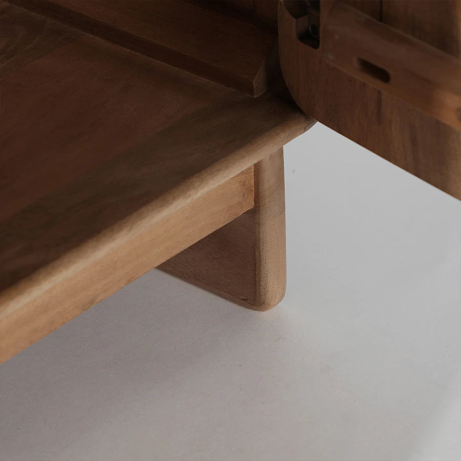 Aparador Canada de KODU Home Design, detalle de la madera de mango maciza en un ambiente cálido