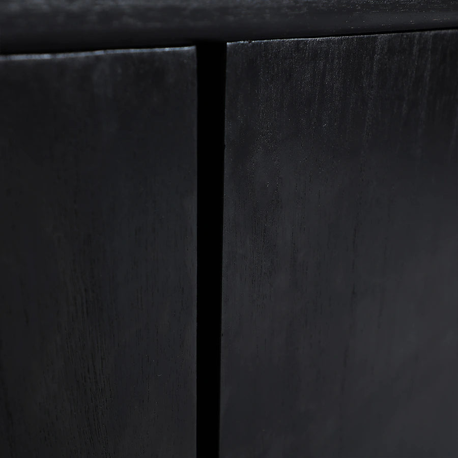 Detalle de la veta de la madera de mindi en acabado negro del Aparador Demmin