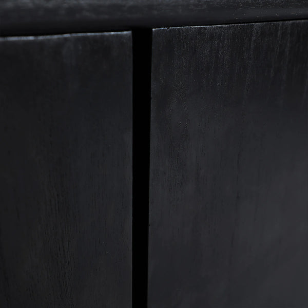 Detalle de la veta de la madera de mindi en acabado negro del Aparador Demmin