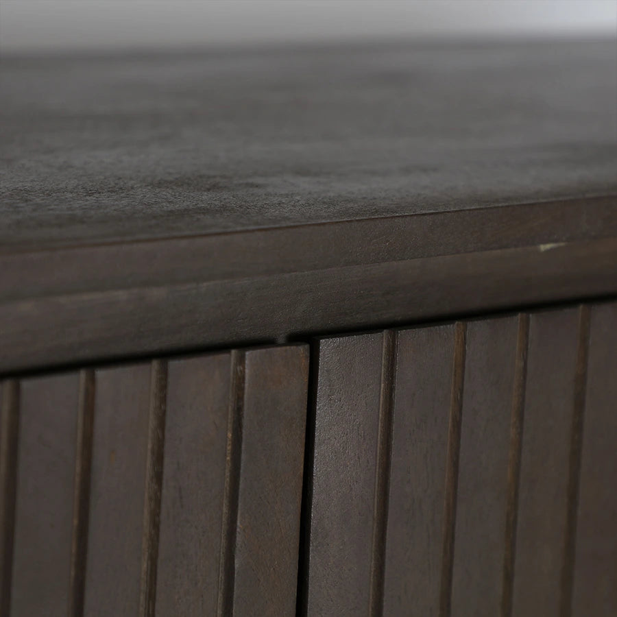 Detalle de la veta de la madera de mango maciza del Aparador Kolga