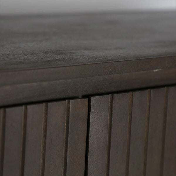 Detalle de la veta de la madera de mango maciza del Aparador Kolga