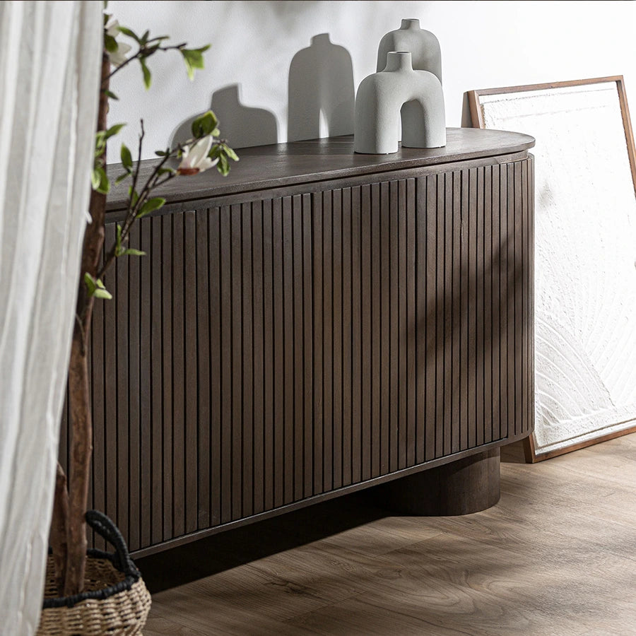 Aparador Kolga de KODU como mueble buffet en un comedor elegante (foto de ambiente)