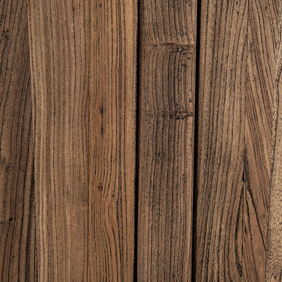 Textura de las tablillas verticales de madera de olmo del frente del Aparador Norvik