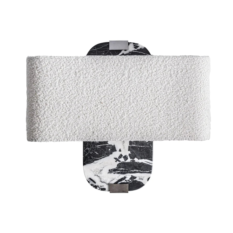 Aplique de Pared Nailhac de Vical Home visto de frente, con la placa de mármol negro y la pantalla textil en color crema