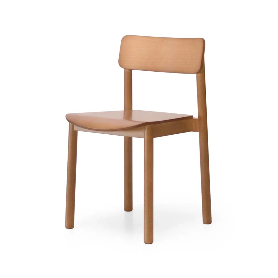 Silla Bión Madera de Casual Solutions en haya con acabado natural, vista en tres cuartos desde delante, con el asiento de contrachapado curvado