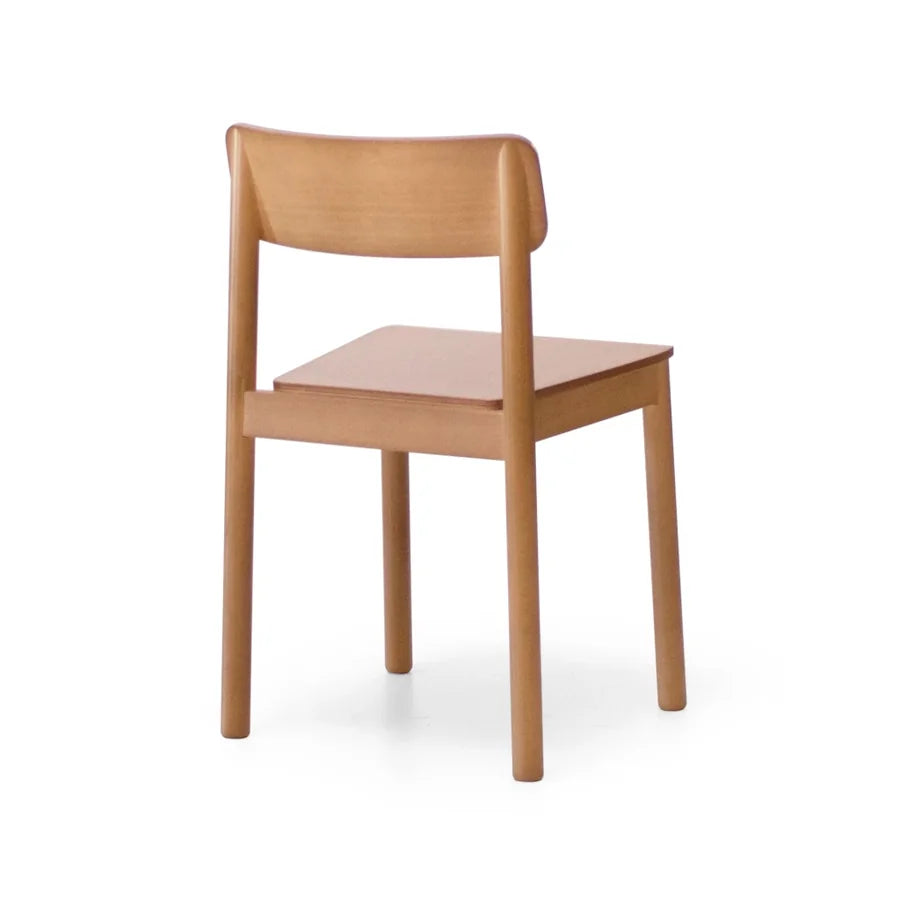 Silla Bión Madera en haya natural vista en tres cuartos por detrás, donde se ve la banda del respaldo y el marco bajo el asiento