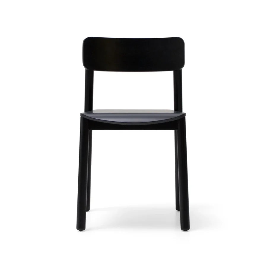 Silla Bión Madera con acabado negro, vista frontal, con el respaldo de banda ancha y las patas cilíndricas