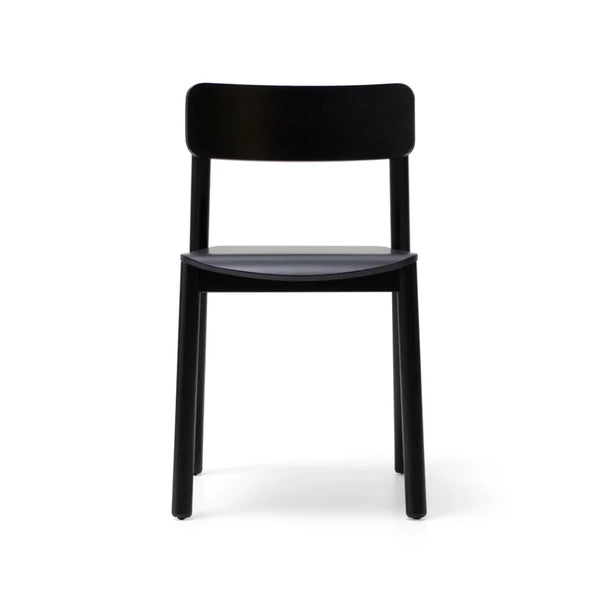 Silla Bión Madera con acabado negro, vista frontal, con el respaldo de banda ancha y las patas cilíndricas