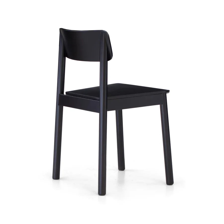 Silla Bión Madera en acabado negro vista en tres cuartos por detrás, con el travesaño de haya que une las patas bajo el asiento