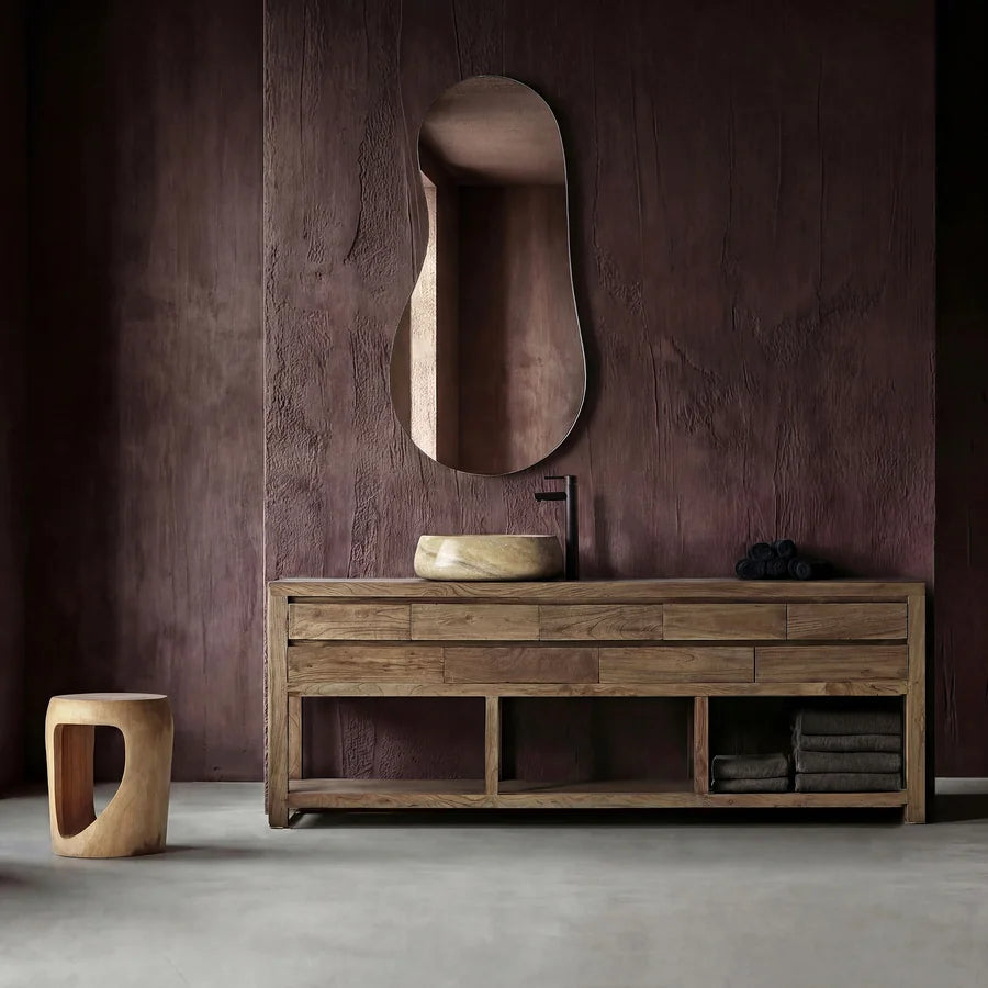 Consola Norvik 36650 usada como mueble de lavabo, con espejo orgánico y toallas en los huecos