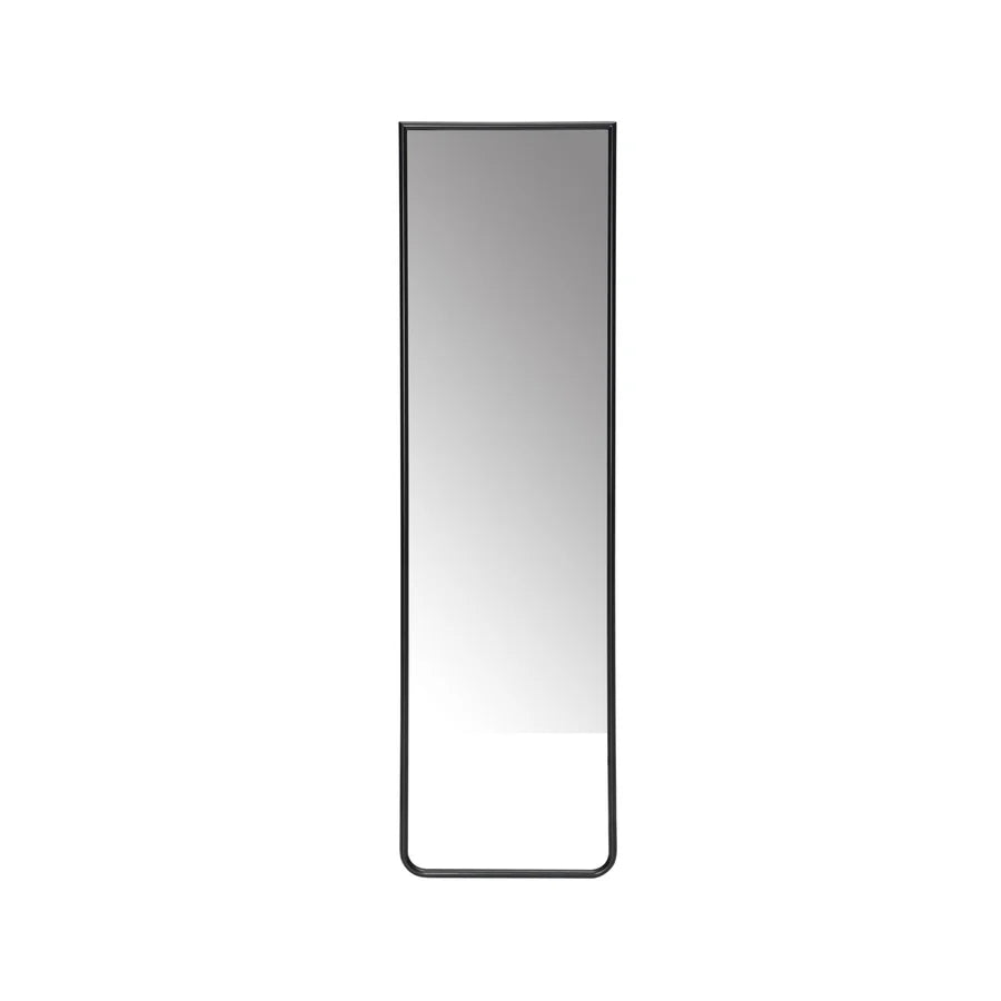 Espejo Charlie de Casual Solutions en laca negra, marco rectangular de tubo metálico, visto de frente sobre fondo blanco