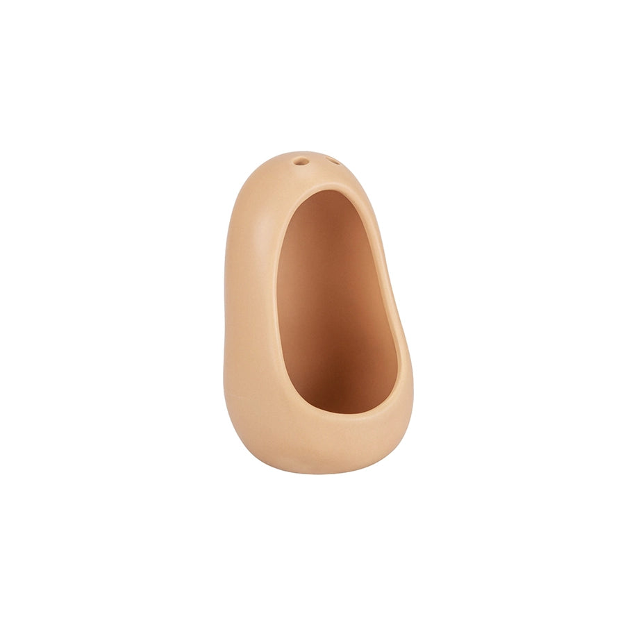 Figura decorativa Bú de Casual Solutions en cerámica color caramelo, silueta de gota de 20 cm de alto con dos orificios en la parte superior y una gran abertura frontal ovalada