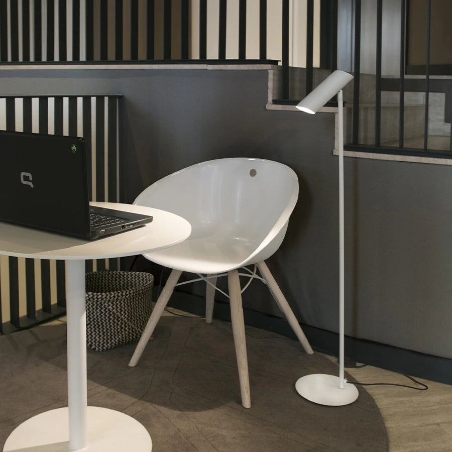 lampara de pie link faro barcelona ifdesign store 005 — ambientada junto al sofá / cama