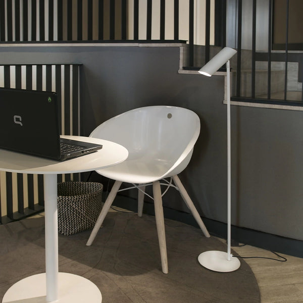lampara de pie link faro barcelona ifdesign store 005 — ambientada junto al sofá / cama