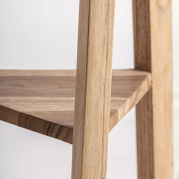 Balda triangular de madera de teca que une las tres patas de la Lámpara de Pie Varsha