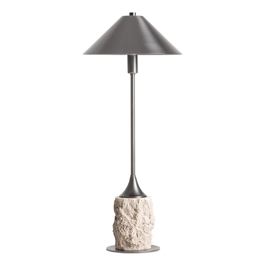 Lámpara de Sobremesa Frangy de Vical Home, con base de mármol blanco y pantalla cónica negra, vista de frente