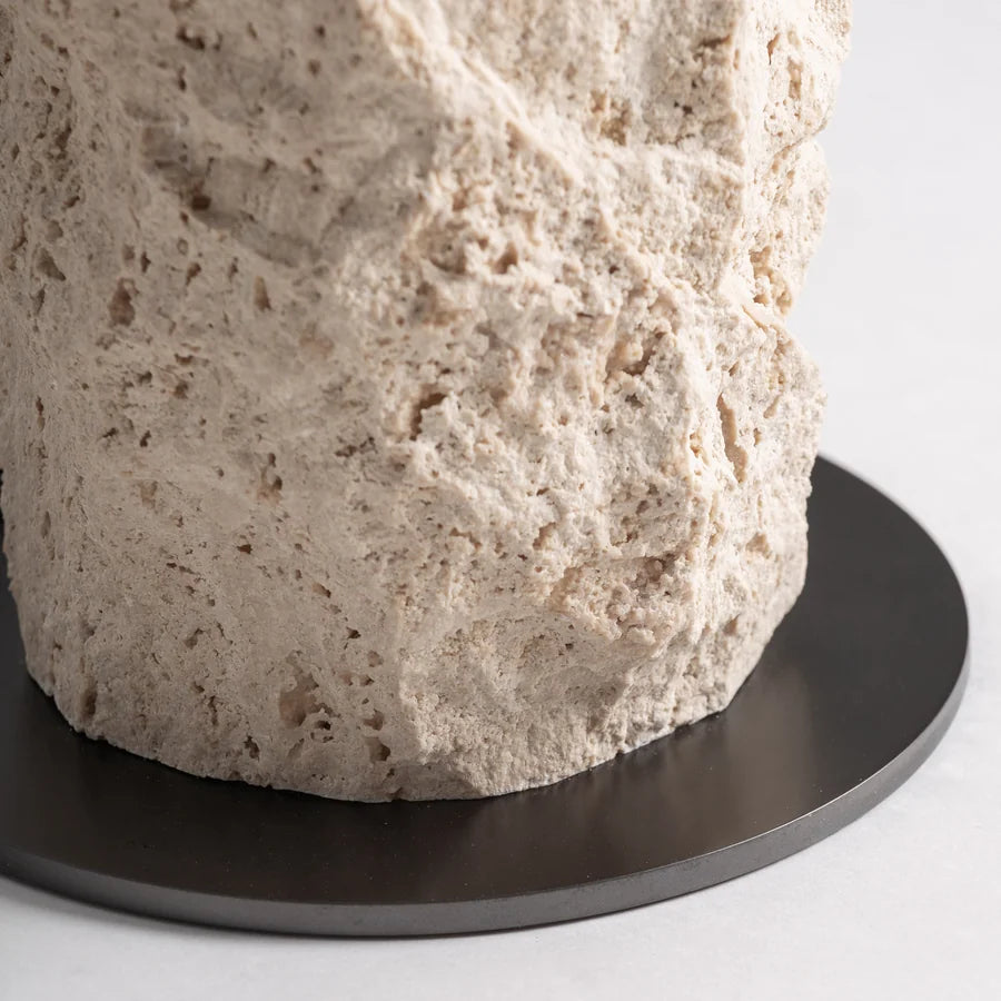 Base de mármol blanco de corte bruto de la Lámpara Frangy apoyada en su plato circular negro