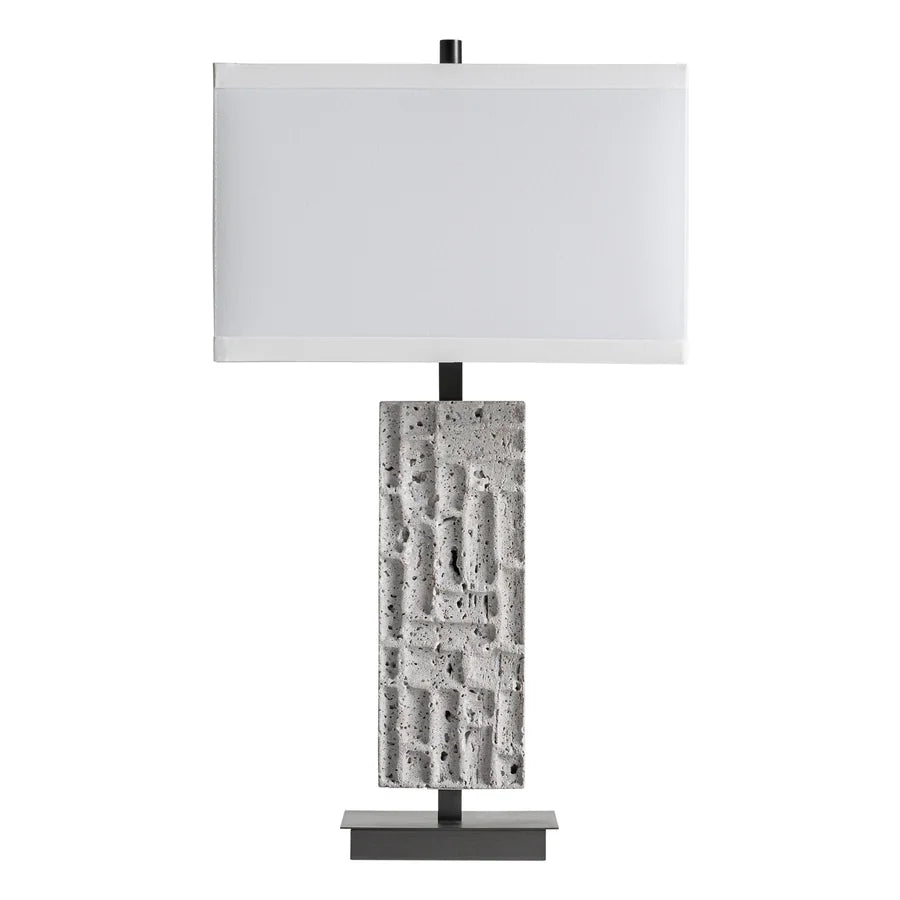 Lámpara de sobremesa Kioni de Vical Home vista de frente, con pantalla rectangular crema sobre una losa de mármol gris