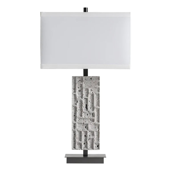 Lámpara de sobremesa Kioni de Vical Home vista de frente, con pantalla rectangular crema sobre una losa de mármol gris