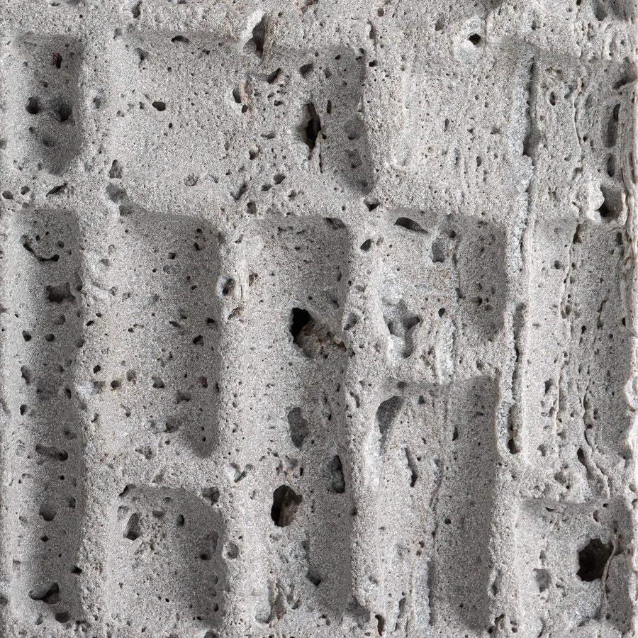 Textura del mármol gris de la Lámpara Kioni, porosa y tallada en un relieve de rectángulos