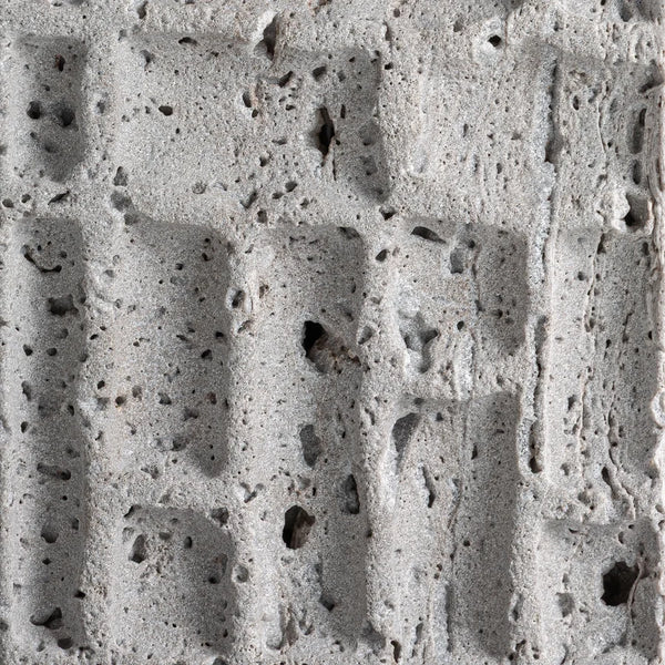 Textura del mármol gris de la Lámpara Kioni, porosa y tallada en un relieve de rectángulos