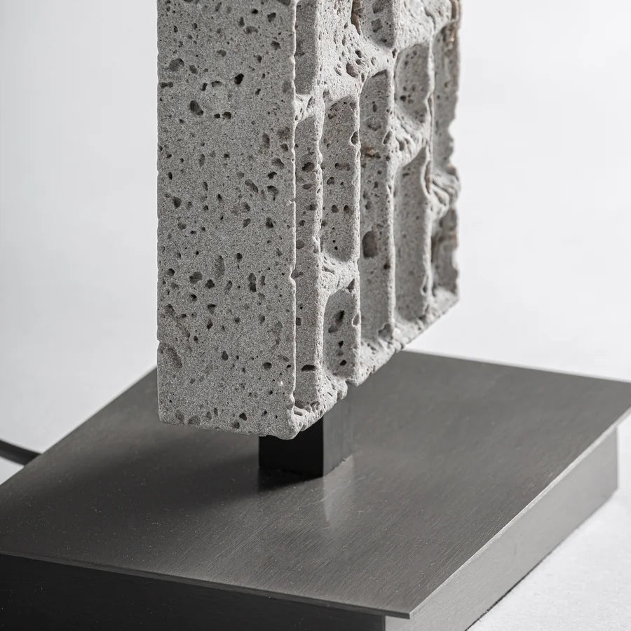 Base rectangular de hierro negro de la Lámpara Kioni y arranque de la losa de mármol gris