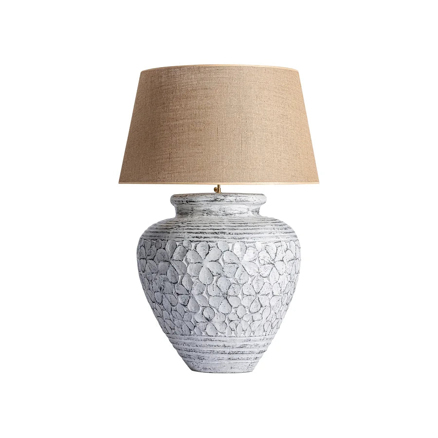 Lámpara de sobremesa Lauret vista de frente, con el relieve floral labrado de la terracota y la pantalla cónica de yute