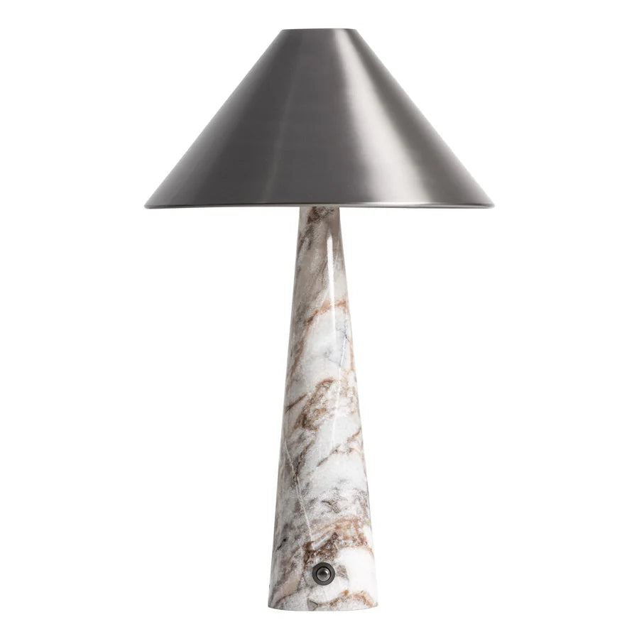 Lámpara de sobremesa Nantua de Vical Home, con base de mármol blanco y pantalla cónica de latón negro