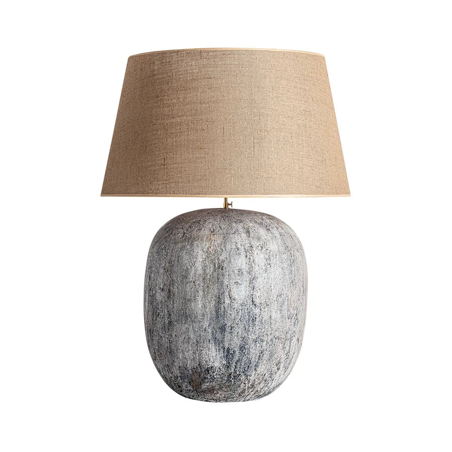 Lámpara de sobremesa Yrsa de Vical Home, con base de cemento gris y pantalla de yute, vista de frente