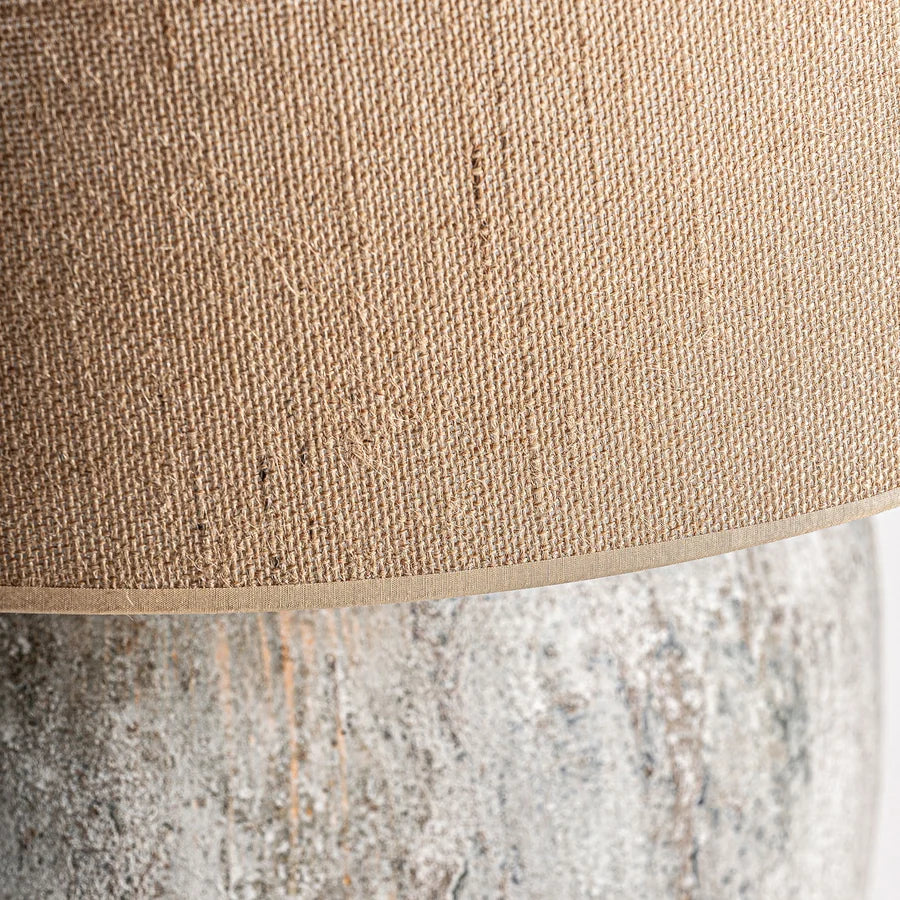 Detalle del encuentro entre la pantalla de yute y la base de cemento de la lámpara Yrsa
