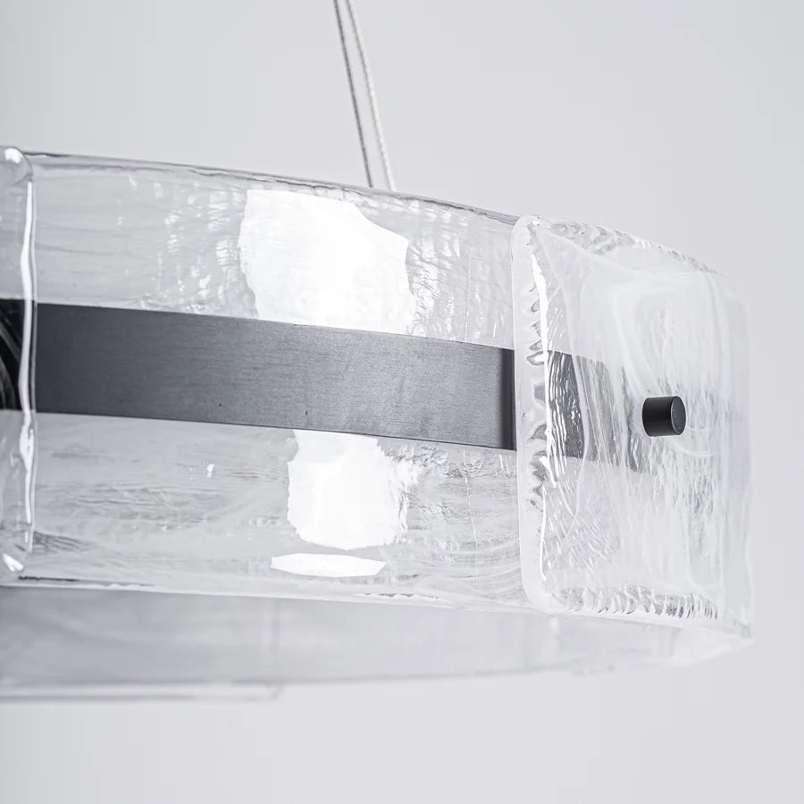 Detalle de una placa de cristal de la Lámpara de Techo Mukam, con su textura ondulada y el perfil metálico