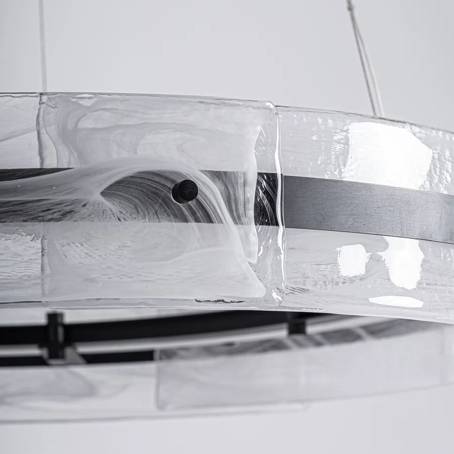 Vetas blancas y textura del cristal de la Lámpara de Techo Mukam sobre el aro de hierro negro