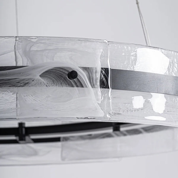 Vetas blancas y textura del cristal de la Lámpara de Techo Mukam sobre el aro de hierro negro