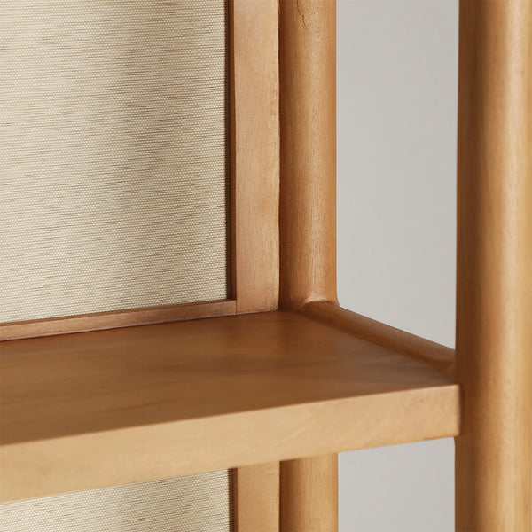 Librería Lattes, detalle del fondo de bambú beige y la madera de mango
