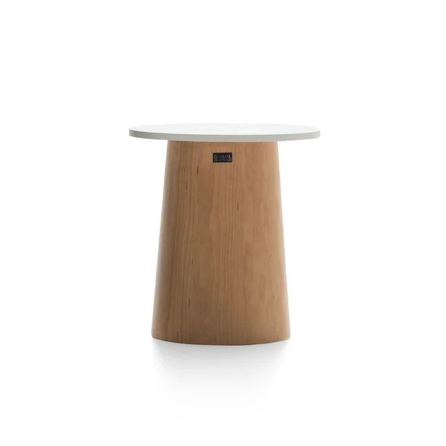 Mesa auxiliar Champi de Casual Solutions con tapa laminada en blanco y base cónica de pino macizo, vista de frente