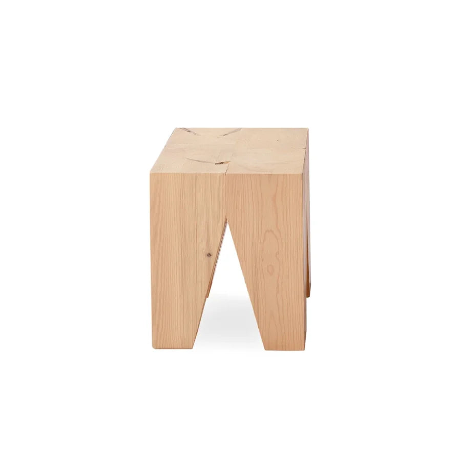 Mesa Auxiliar Macizo 01 de Casual Solutions en pino natural, vista frontal, con la hendidura en V que forma las patas