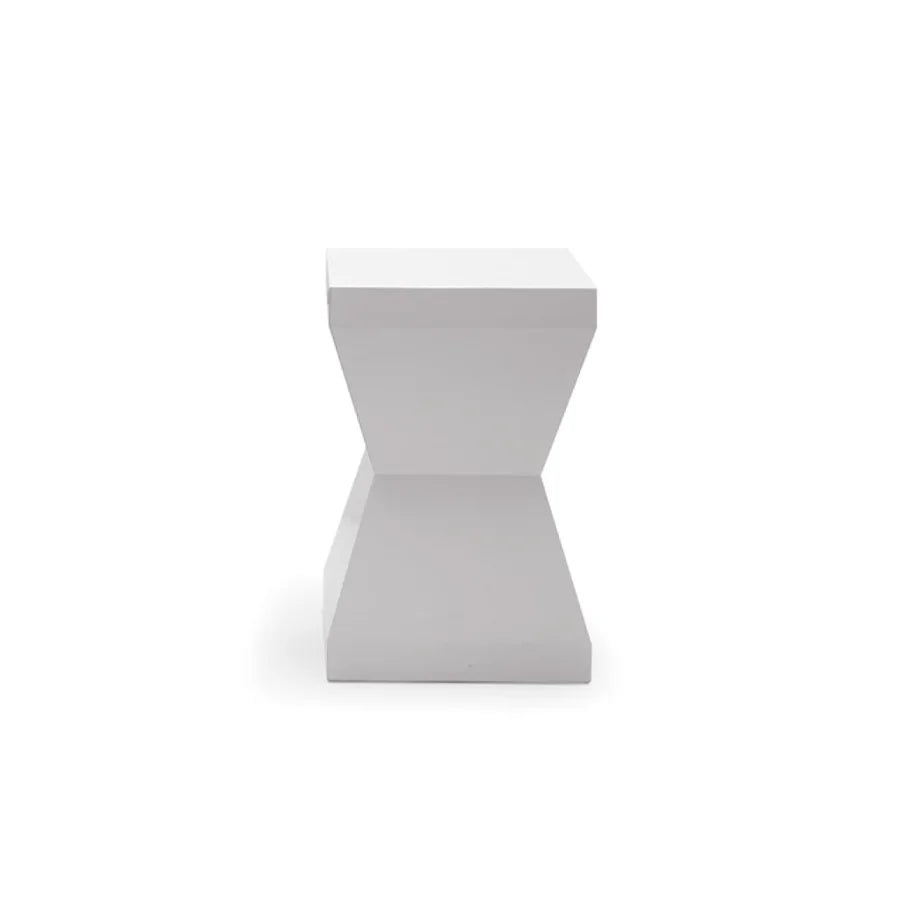 Mesa Auxiliar Macizo 02 de Casual Solutions en acabado blanco, vista frontal, con su perfil de reloj de arena de sección cuadrada