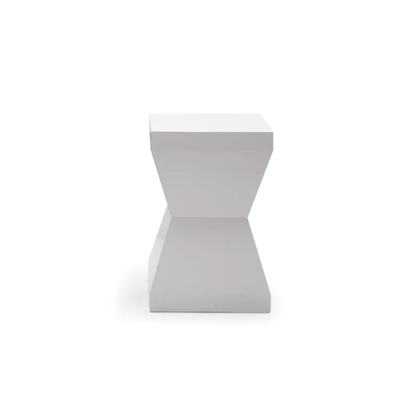 Mesa Auxiliar Macizo 02 de Casual Solutions en acabado blanco, vista frontal, con su perfil de reloj de arena de sección cuadrada