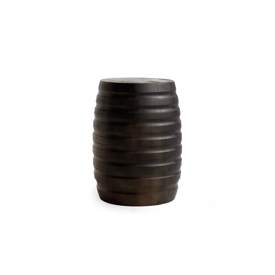 Mesa Auxiliar Macizo 04 de Casual Solutions en un tono marrón muy oscuro, vista frontal, con los anillos torneados alrededor del barril