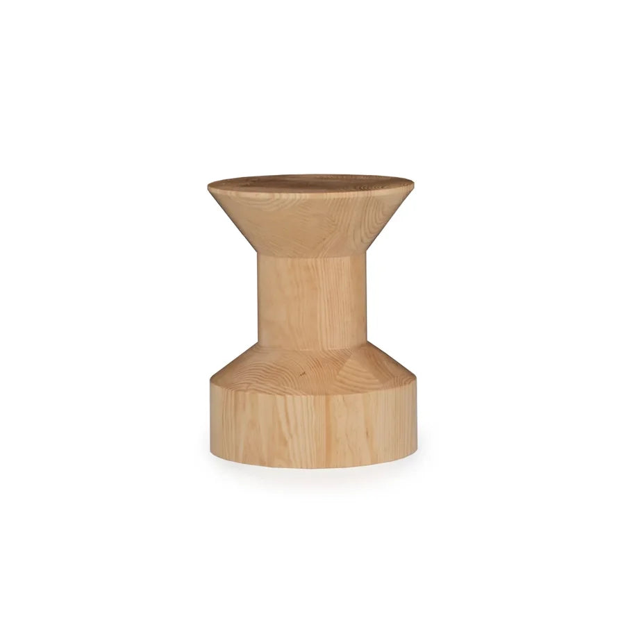 Mesa Auxiliar Macizo 06 en pino natural, con la veta vertical de la base cilíndrica y el canto biselado de la tapa a la vista