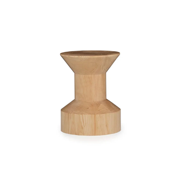 Mesa Auxiliar Macizo 06 en pino natural, con la veta vertical de la base cilíndrica y el canto biselado de la tapa a la vista