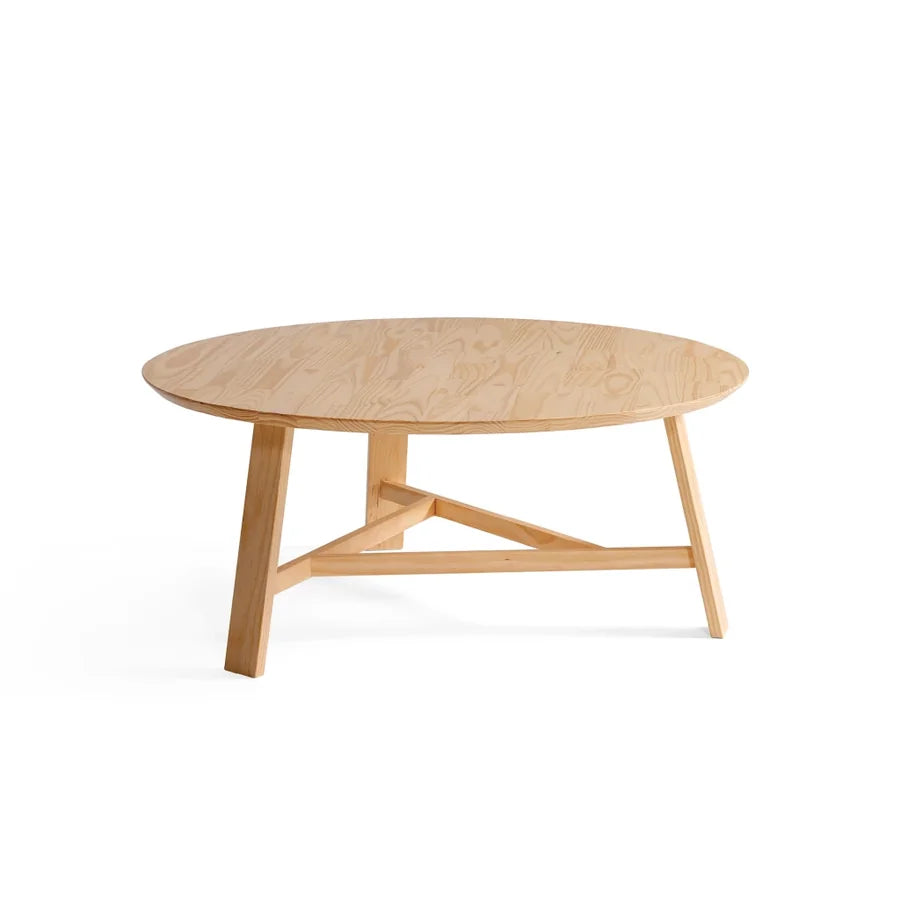 Mesa auxiliar Melani 01 de Casual Solutions en pino macizo, con tablero redondo de 90 cm y tres patas inclinadas unidas por un travesaño en Y, vista de tres cuartos sobre fondo blanco